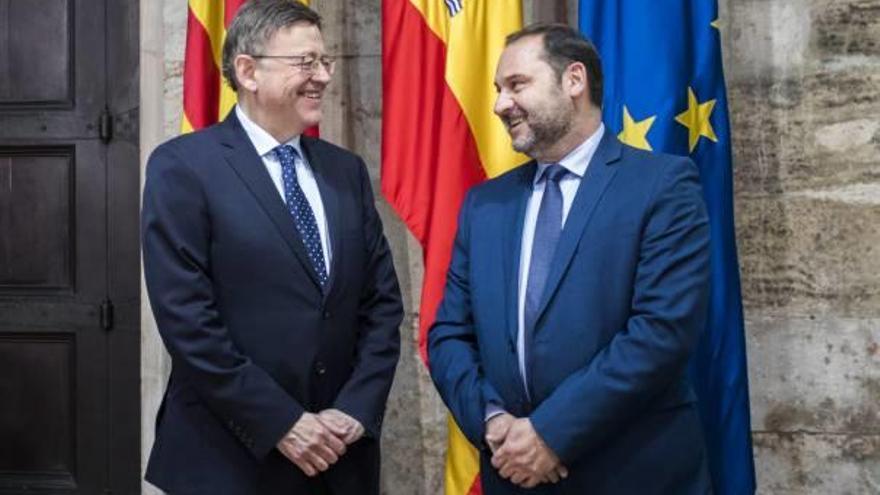 Puig y Ábalos posan en el patio gótico del Palau de la Generalitat antes de la reunión de ayer.