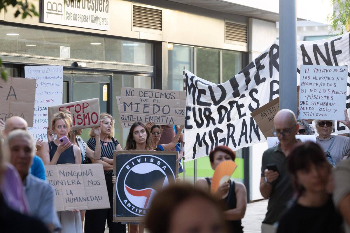 Todas las imágenes de la concentración en Ibiza en solidaridad con Ceuta Todas las imágenes de la concentración en Ibiza en solidaridad con Ceuta