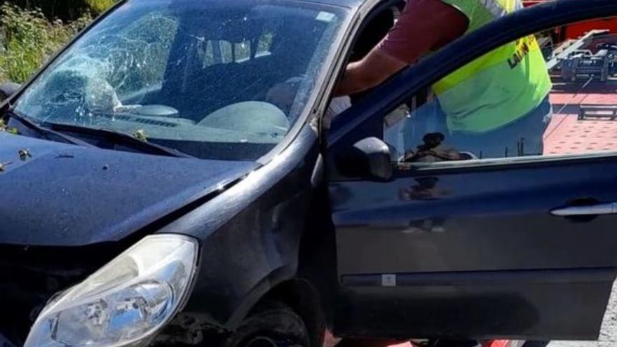Una mujer resulta herida leve tras salirse de la vía su coche en la fuente de Lalín de Arriba