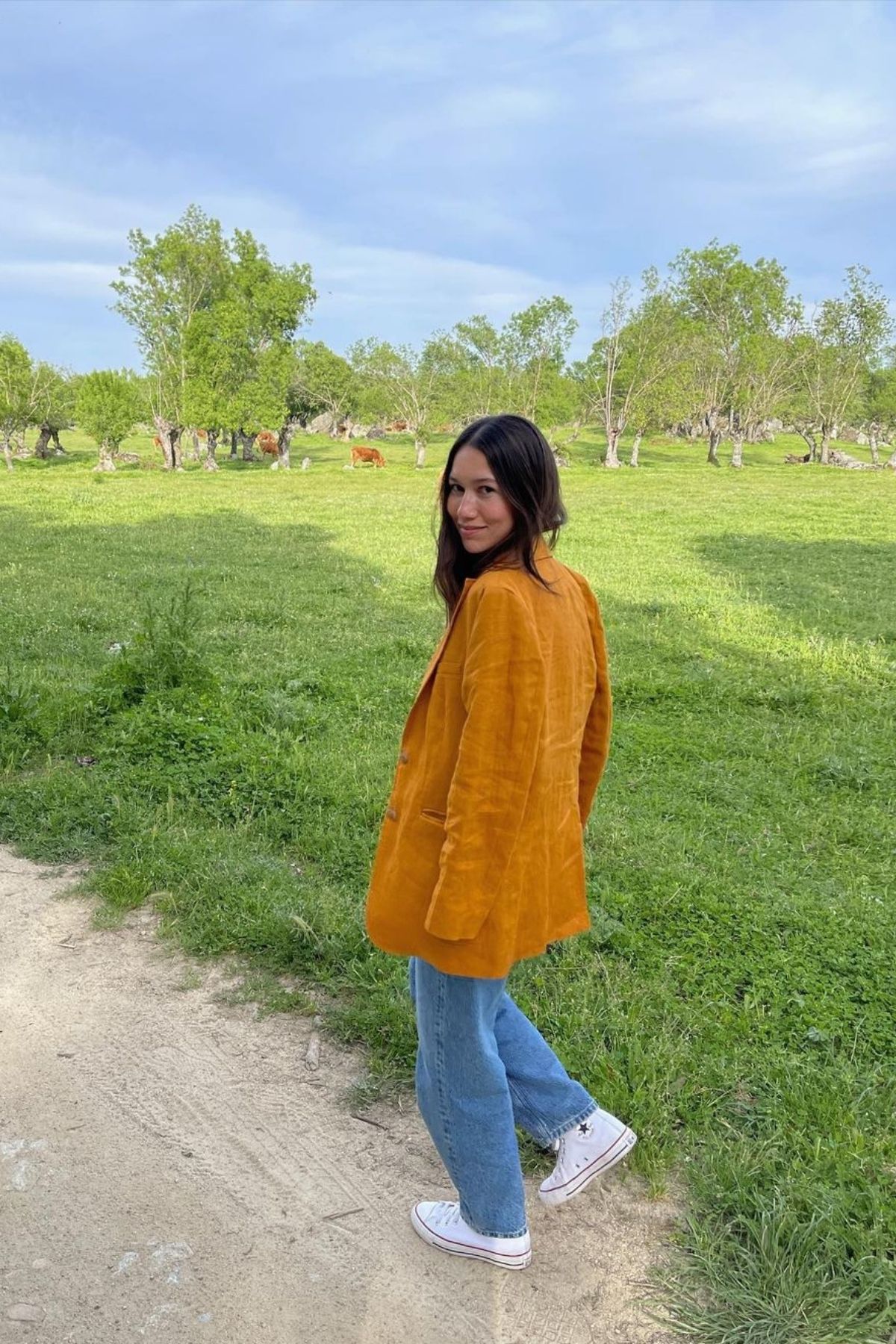 Melissa Villarreal con blazer de lino de Mango, jeans y zapatillas Converse