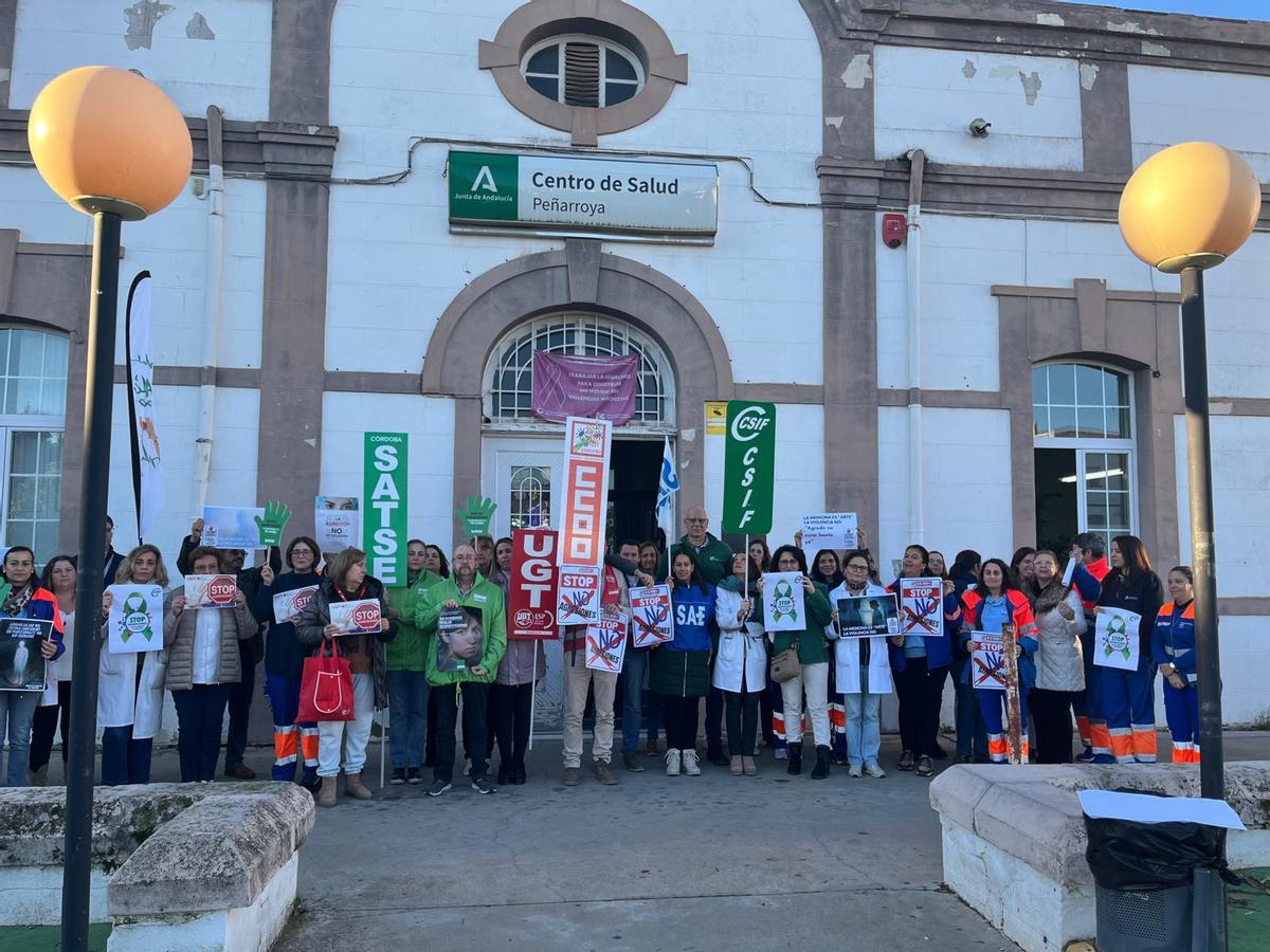 Concentración de sanitarios y sindicatos en el centro de salud de Peñarroya-Pueblonuevo.
