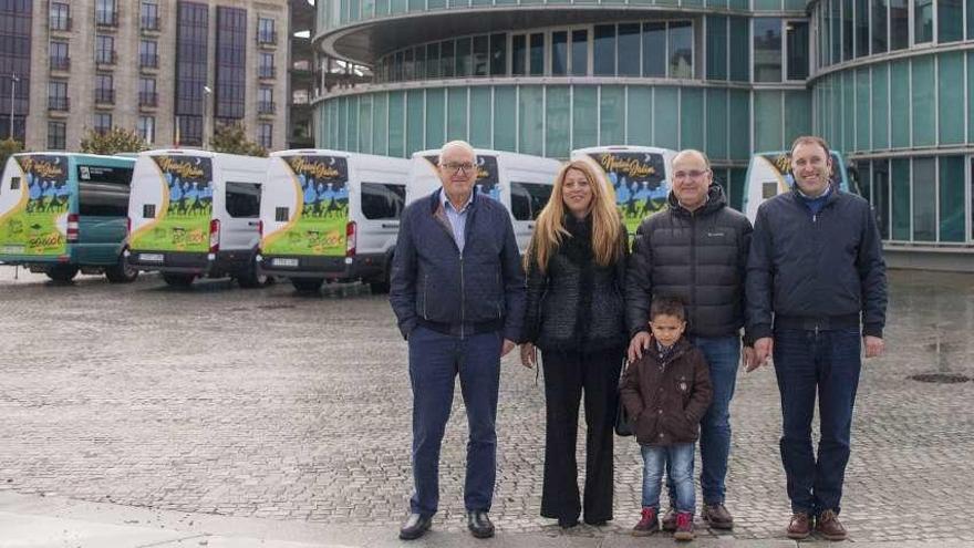 Responsables de Meijide, junto a Fernández y Lamas, con los minibuses detrás. // Bernabé/Ana Agra