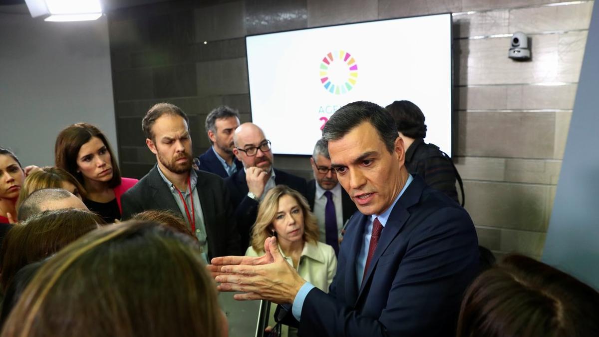 Pedro Sánchez atiende a los periodistas tras la rueda de prensa en la Moncloa.