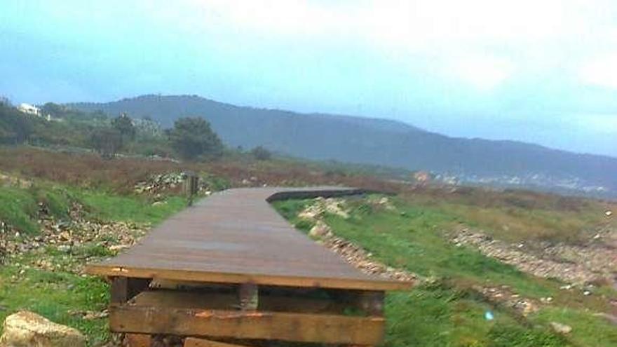 Parte de la senda litoral arrancada por la tromba marina. // C. A G. / E. G.
