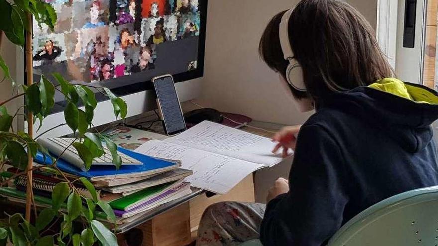 Un niño asiste a una conferencia virtual de su clase desde casa.