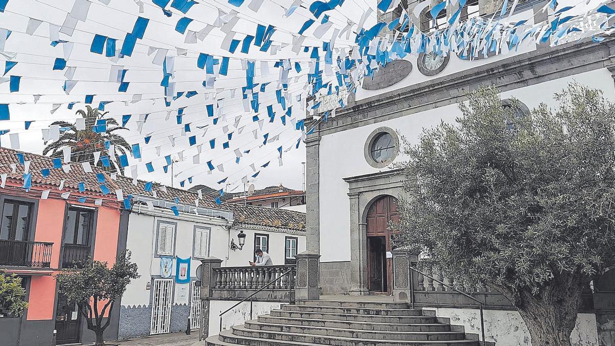 La plaza de San Mateo, decorada con banderas en honor a la Virgen de Fátima.