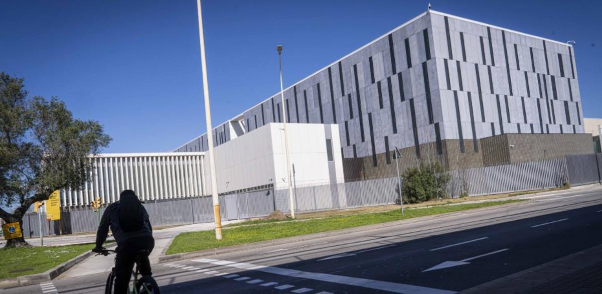 El nou centre penitenciari de la Zona Franca no té reixes ni claus