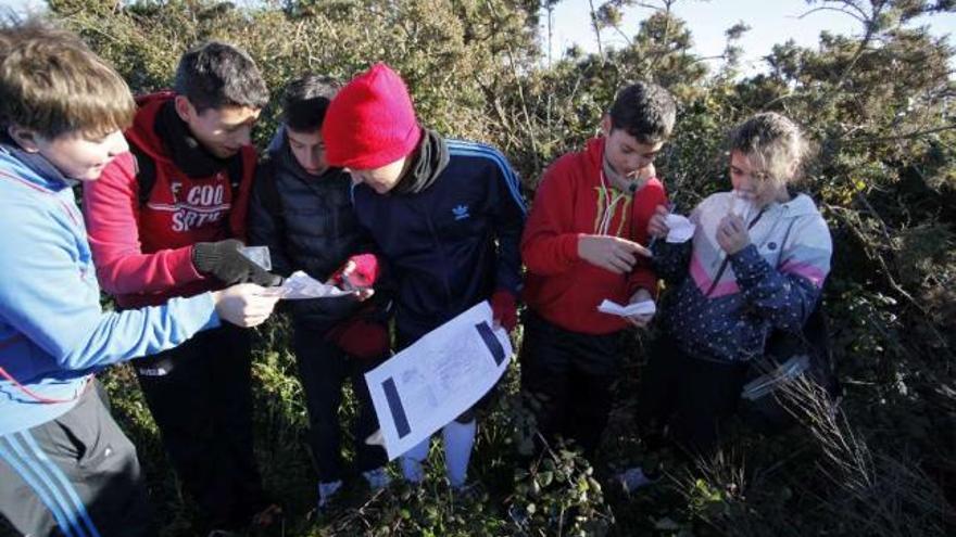 Uno de los grupos, consultando las coordenadas para tratar de encontrar el tesoro.  // Bernabé/Gutier