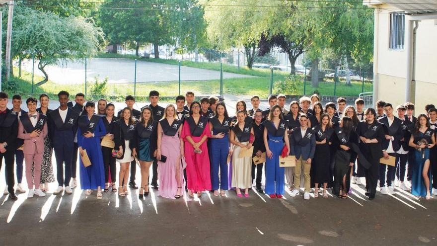 Los alumnos y alumnas del IES Ramón María Aller Ulloa celebraron ayer por la tarde su acto de graduación. |   //BERNABÉ