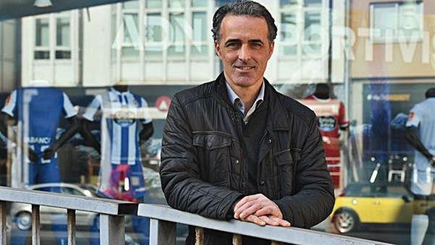 El técnico coruñés Pablo López, en uno de los accesos al estadio de Riazor.