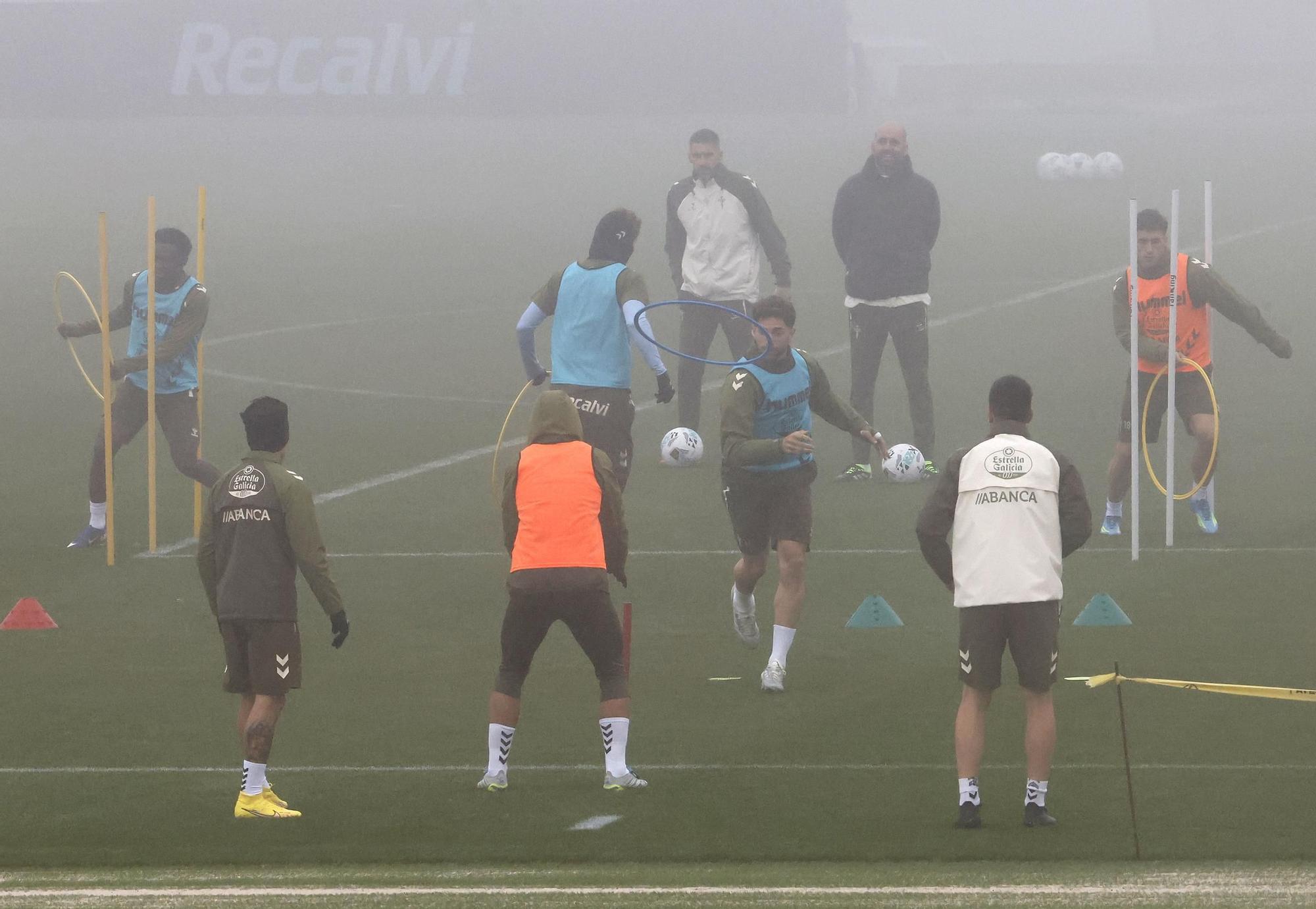 El Celta entrena en Afouteza en un día marcado por la niebla.