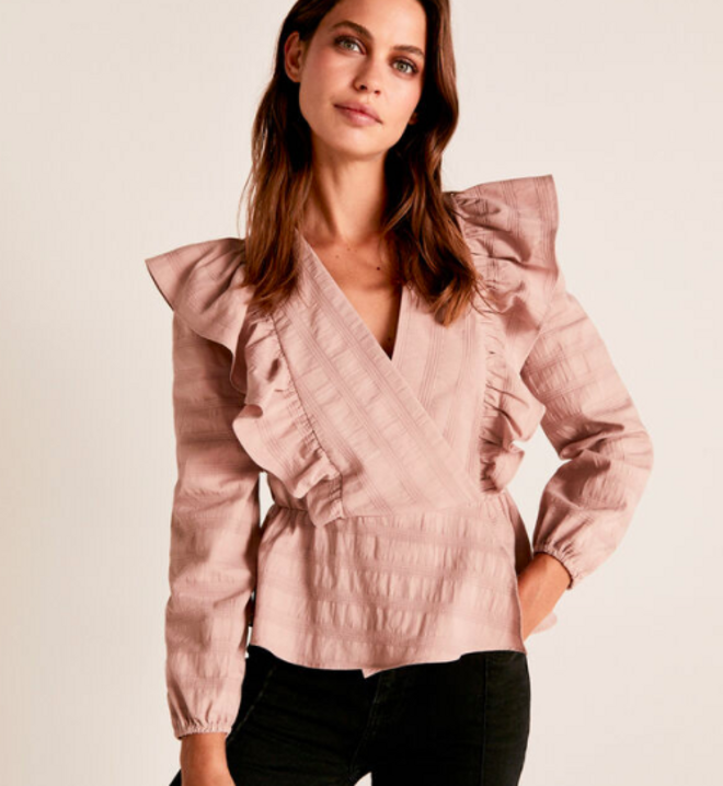 Blusa con volantes en los laterales