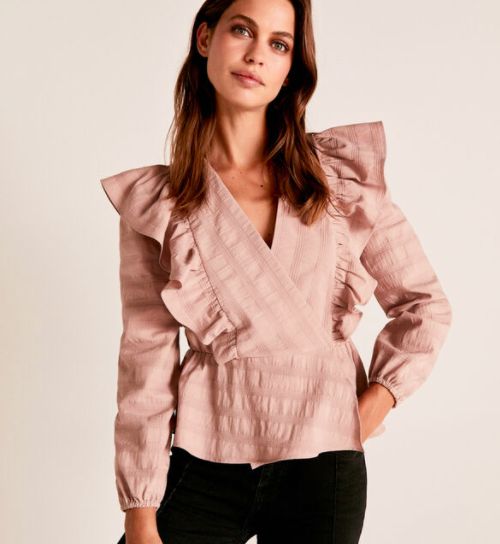 Blusa con volantes en los laterales