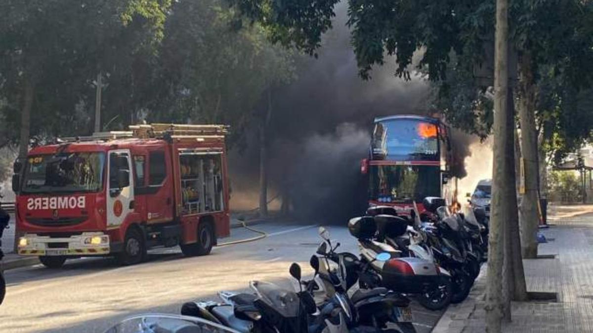 Un bus turístico se incendia en Barcelona