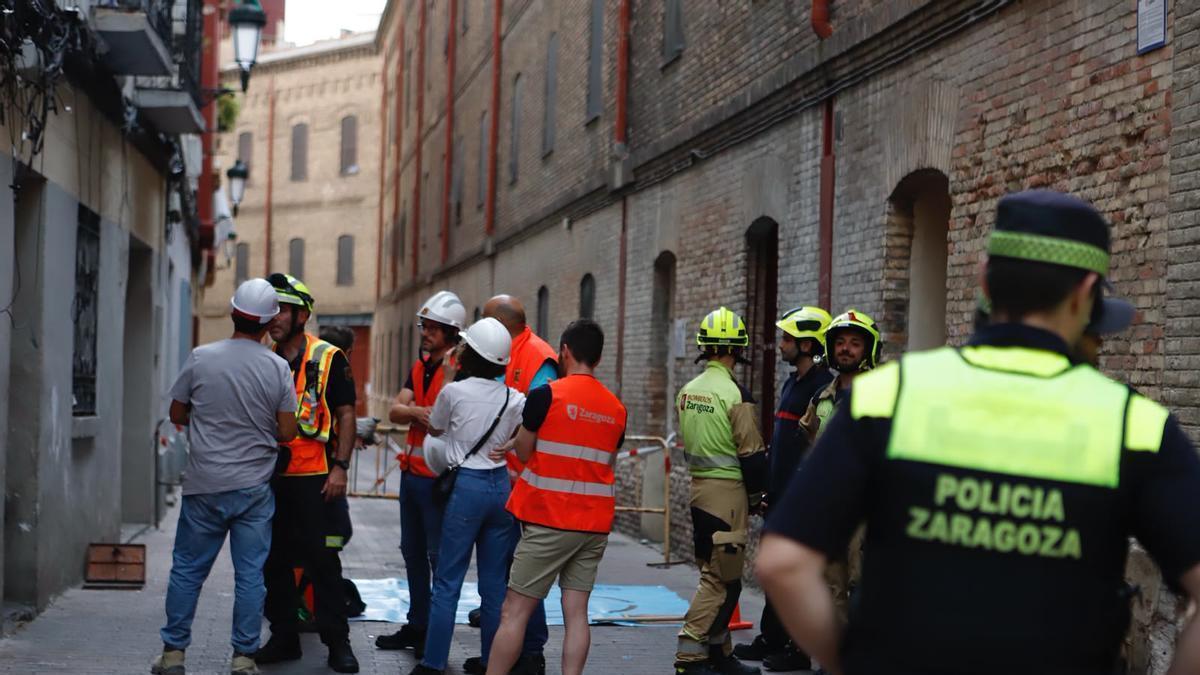 Desalojado un edificio okupado en el centro de Zaragoza por un hundimiento