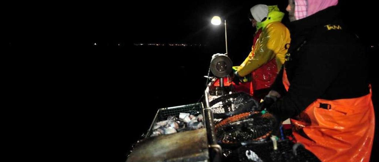 La pesca nocturna con nasa de nécora y camarón. // Iñaki Abella