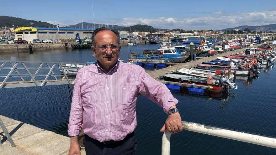 José Enrique Sotelo, con el puerto pesquero y la nave de deportes náuticos al fondo. // G.Núñez