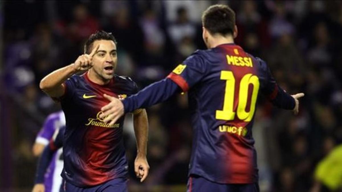 Messi acude a abrazar a Xavi, autor del 0-1.