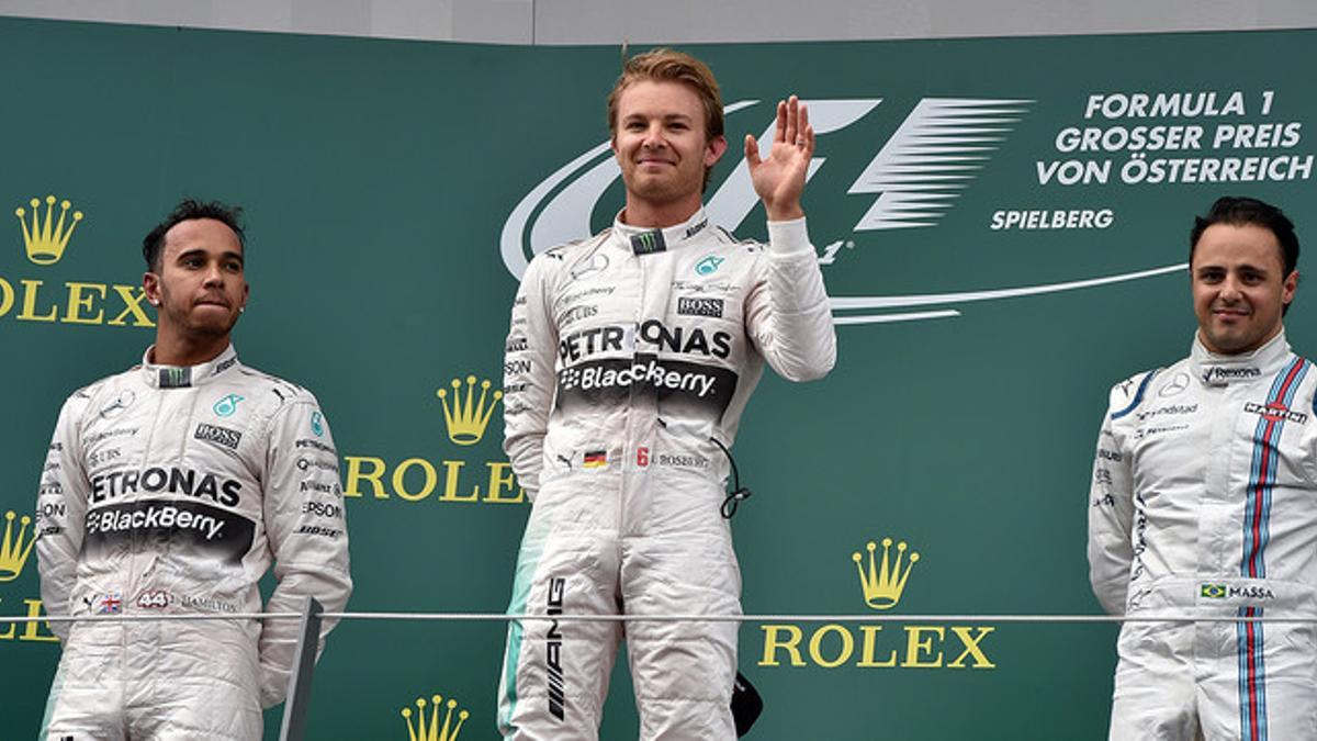 Nico Rosberg saluda al público desde lo alto del podio tras ganar el GP de Austria por delante de Lewis Hamilton y Felipe Massa