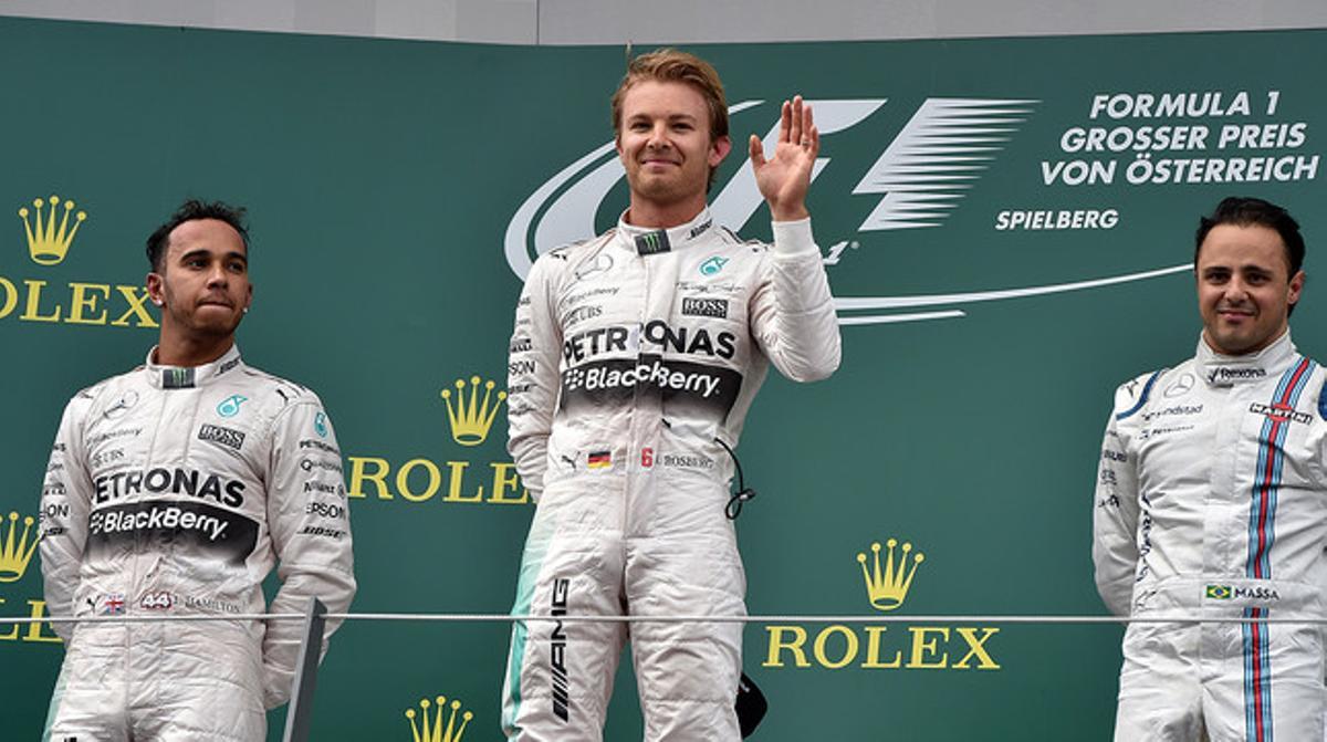Nico Rosberg saluda el públic des de dalt del podi després de guanyar el GP d’Àustria per davant de Lewis Hamilton i Felipe Massa.