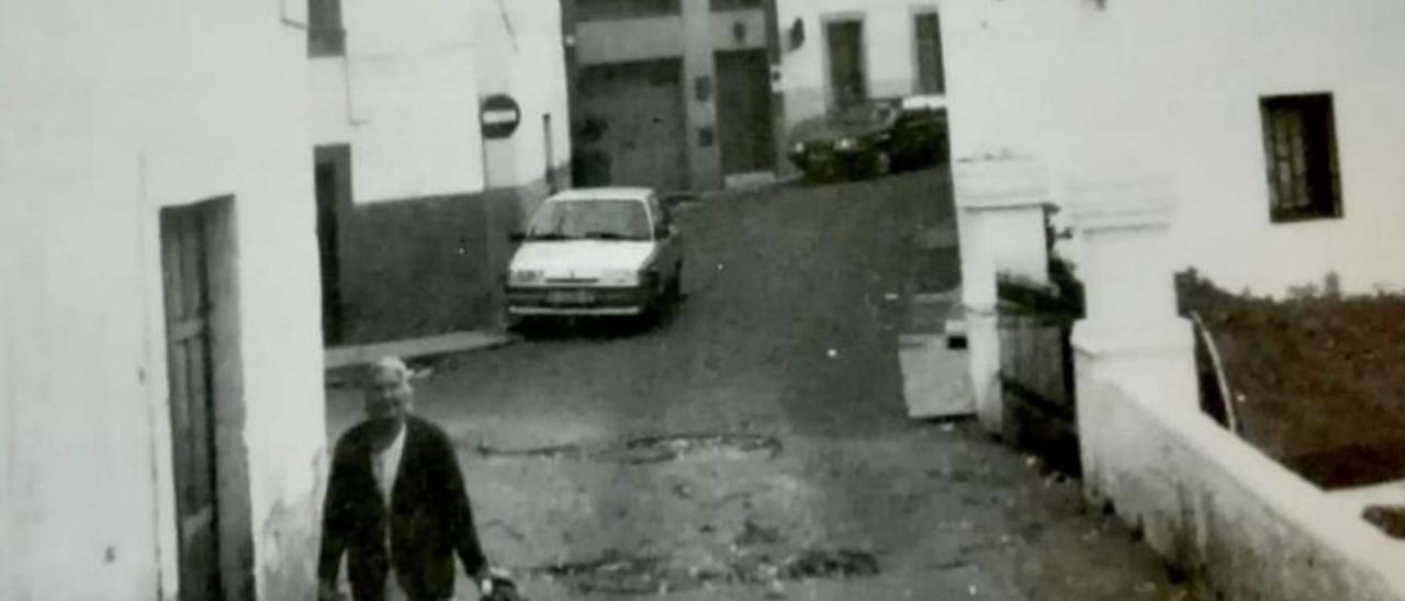 Una señora camina en El Puente en la década de los años 60.