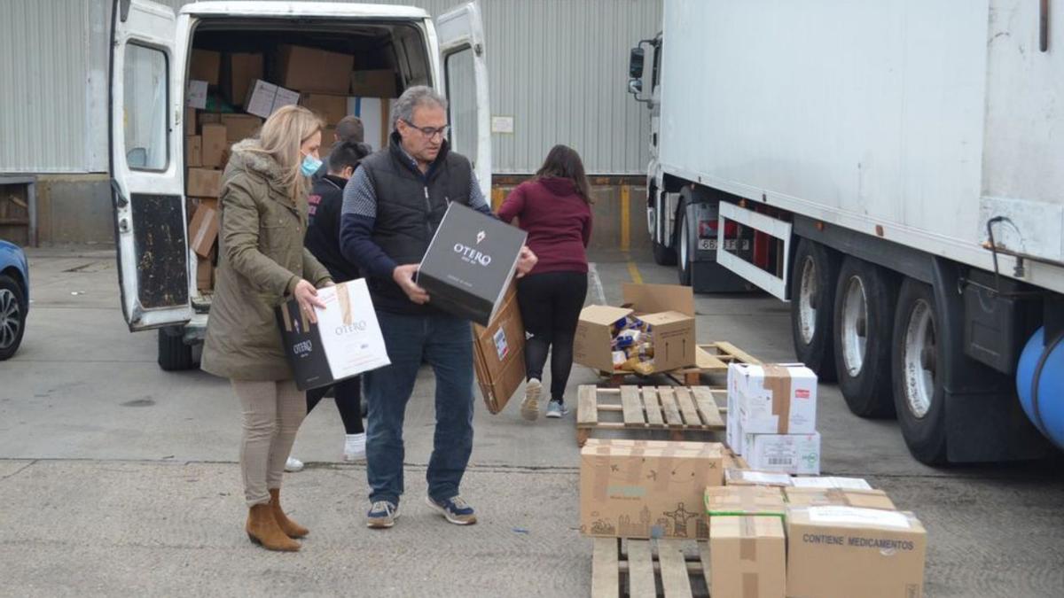 Furgonetas llegadas de toda la provincia vuelven a Benavente con ayuda humanitaria para Ucrania. | E. P.