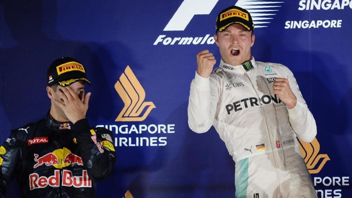 Rosberg celebra la victoria junto a Ricciardo, en Singapur.