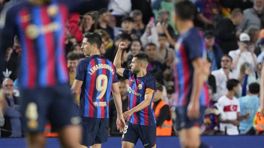 Jordi Alba vesteix el Barça de campió en un partit patit