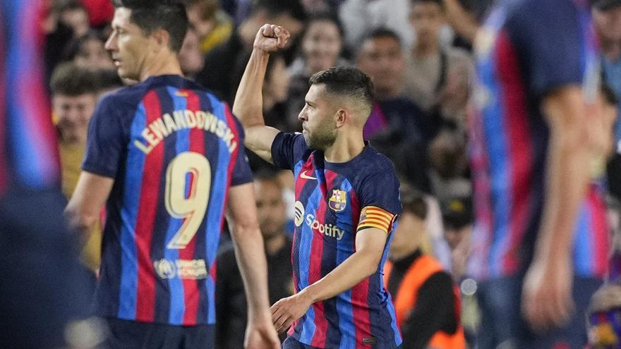 Jordi Alba celebra el gol que gairebé val una Lliga