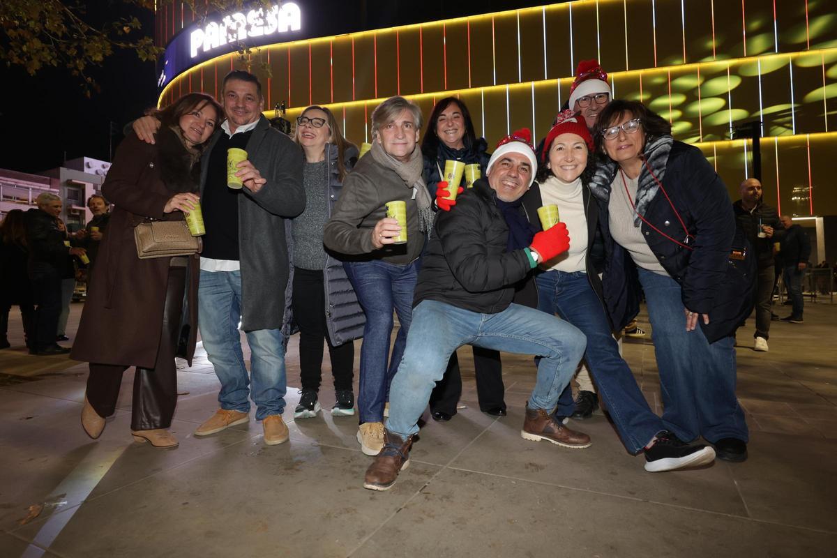 Galería de imágenes: Tardeo en la plaza del Estadio de la Cerámica de Vila-real