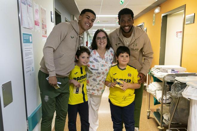 Galería | La tradicional visita del Villarreal a los hospitales en Navidad