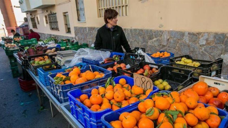 Un mercadillo, cerca del colegio Casablanca de Elche, en foto de archivo