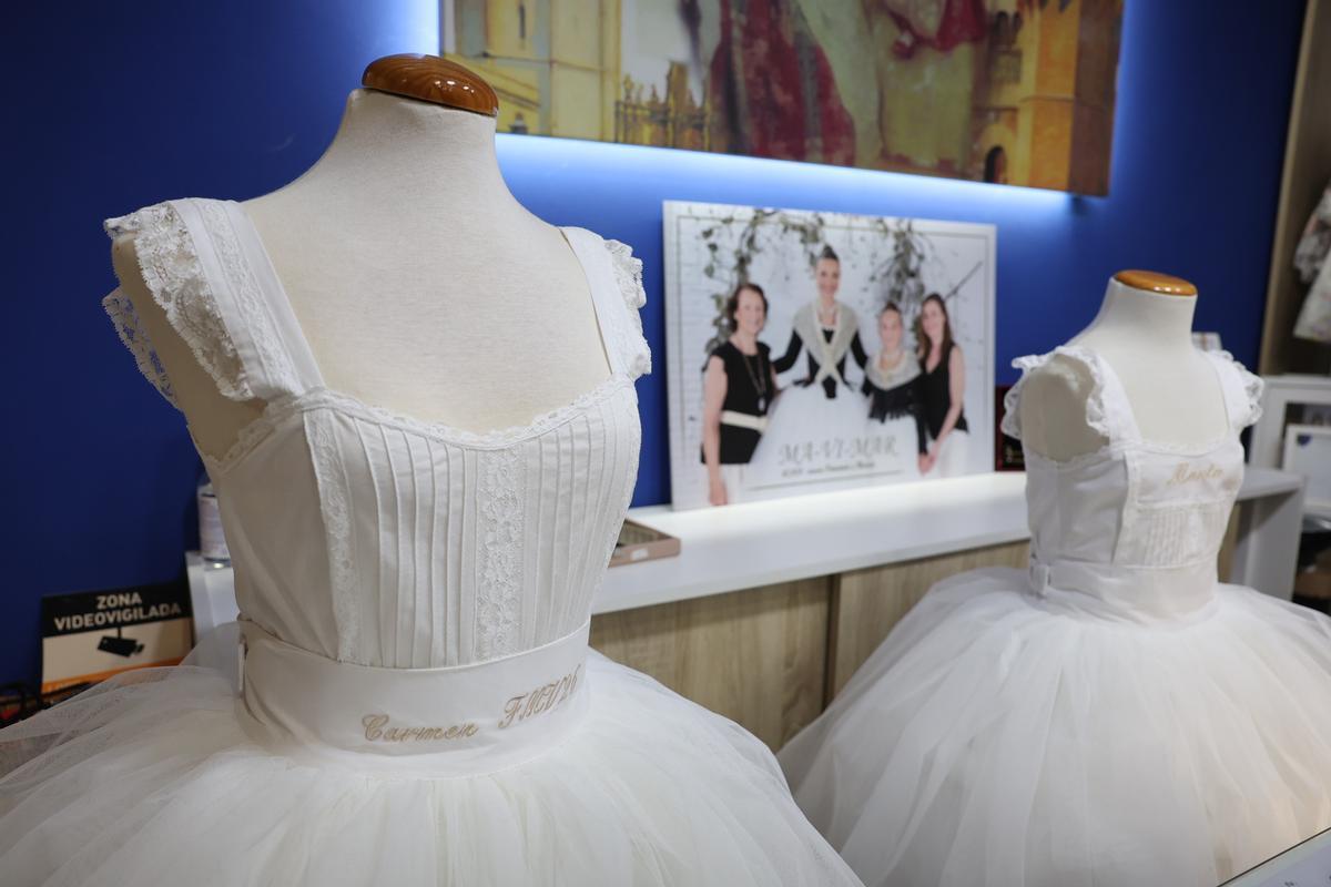 Mavimar entrega los cancanes del traje Siglo XVIII