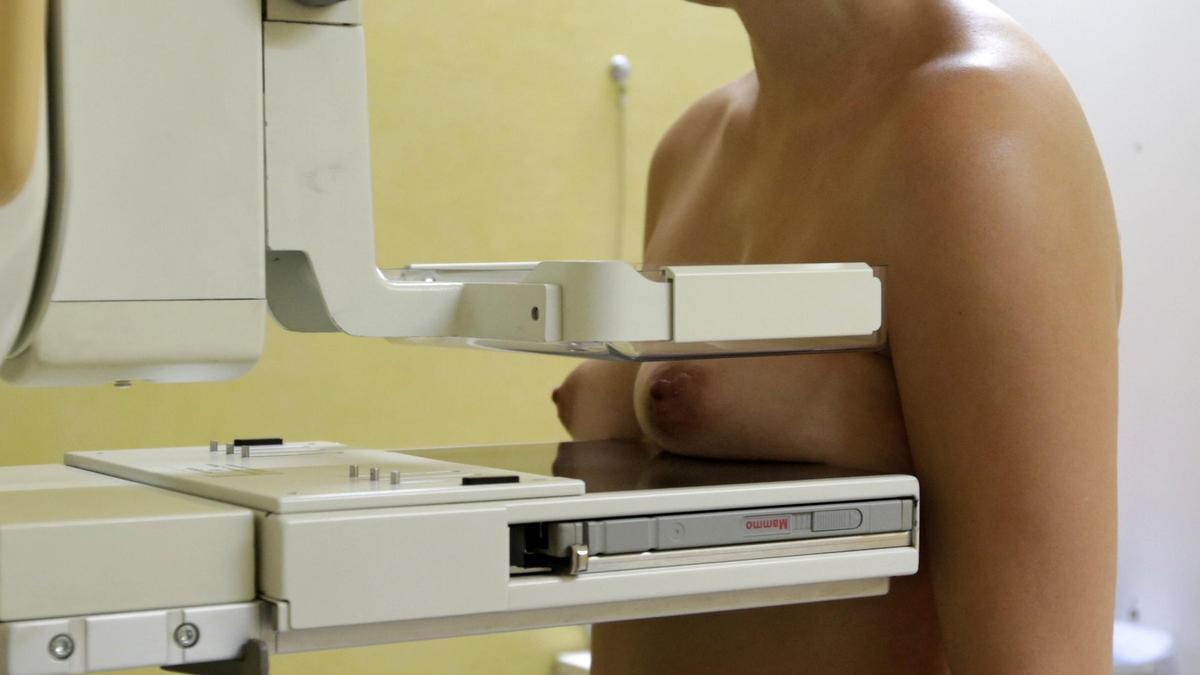 Imagen de una mujer sometiéndose  a una mamografía
