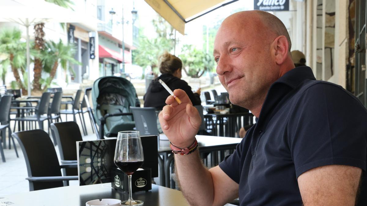 Un cliente de una cafetería de Vigo con un cigarrillo.