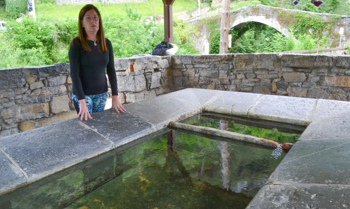 Paloma García, vecina de Villanueva, que recuerda como siendo niña acompañaba a su tía Maruya al lavadero.