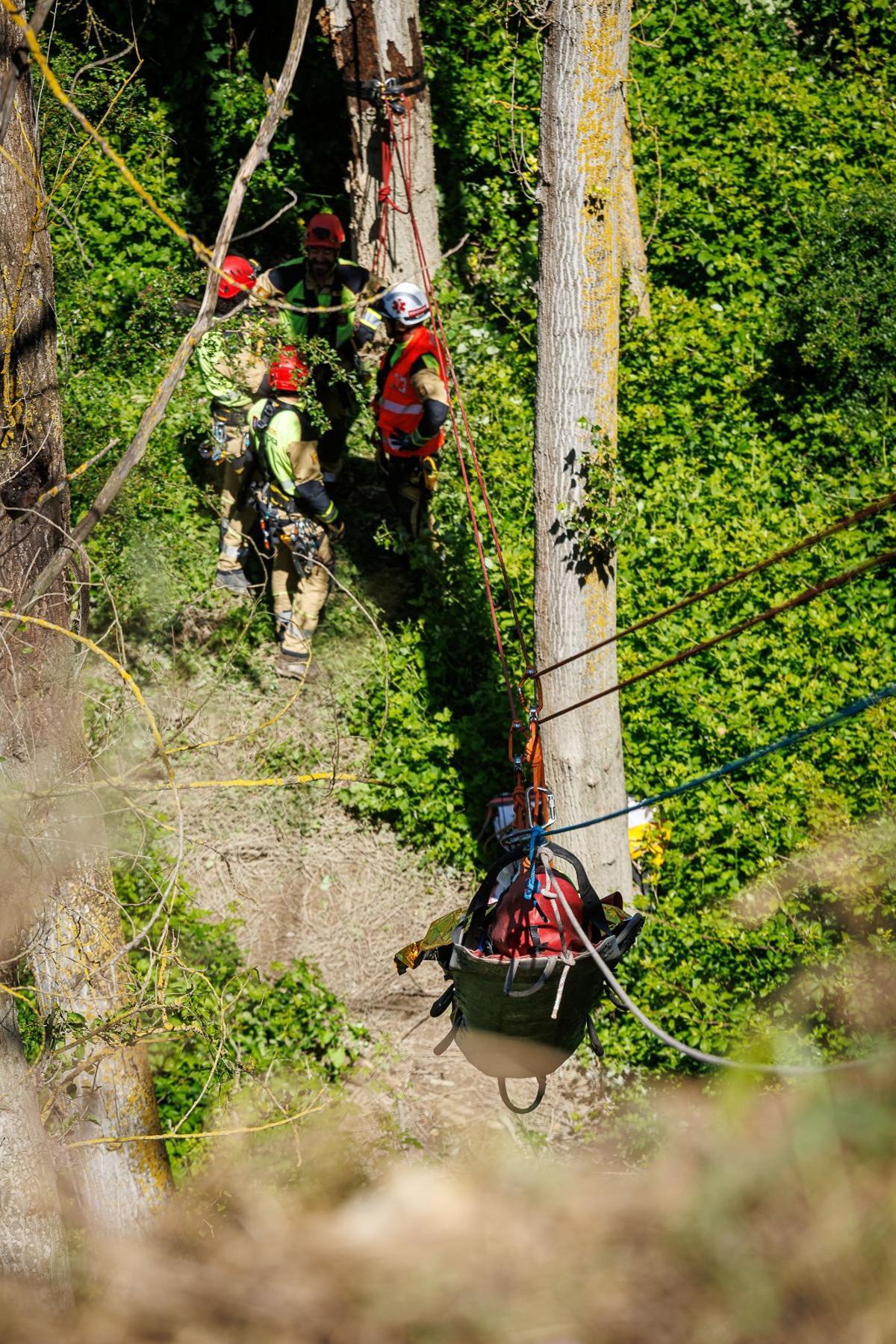 Efectivos de Bomberos de Zaragoza en un simulacro de rescate vertical, este viernes.