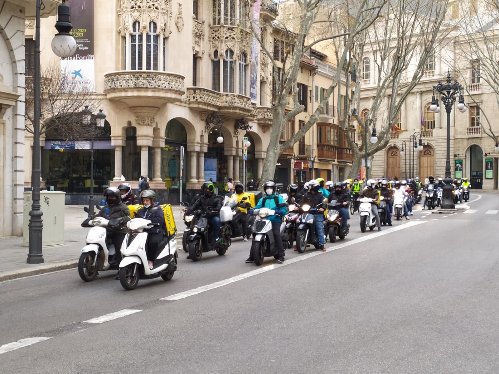 Un centenar de 'riders'  se manifiestan en Palma