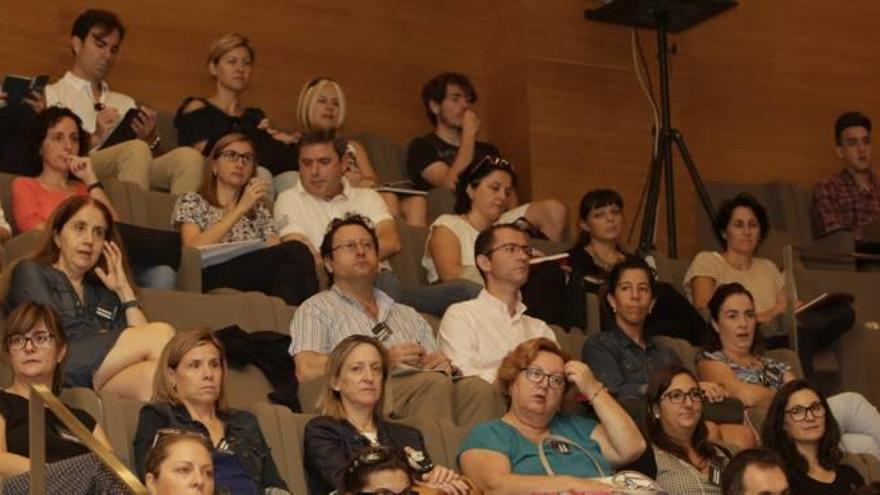 Profesionales de diversos ámbitos, especialmente de la enseñanza, y familias con hijos superdotados y con altas capacidades siguieron las intervenciones de los especialistas invitados en el ADDA a las I Jornadas de Alta Capacidad Intelectual y Superdotación.