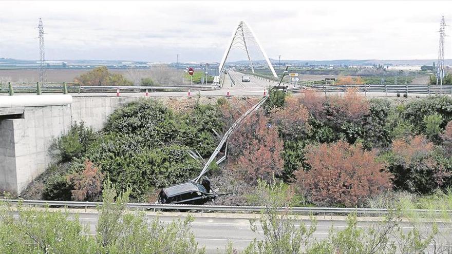 Espectacular accidente sin víctimas en la glorieta sobre la a-431