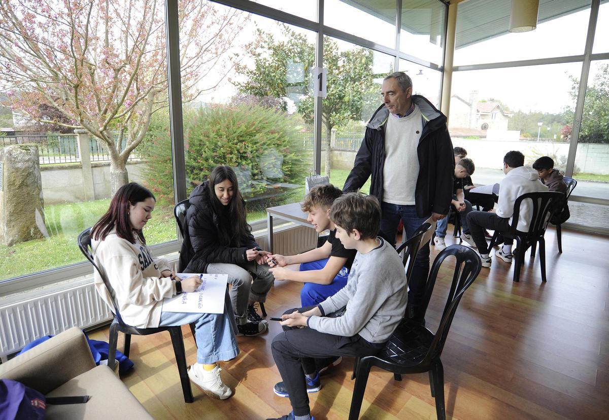 Un grupo de alumnos  realiza actividades bajo la  tutela de un docente.