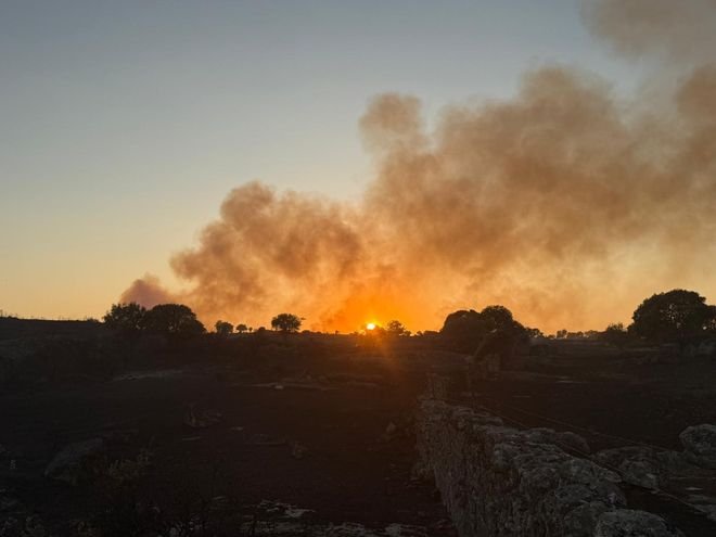 Fotogalería | Cortan la A-5 y desalojan a 18 personas de una gasolinera y tres fincas por el incendio de Trujillo.