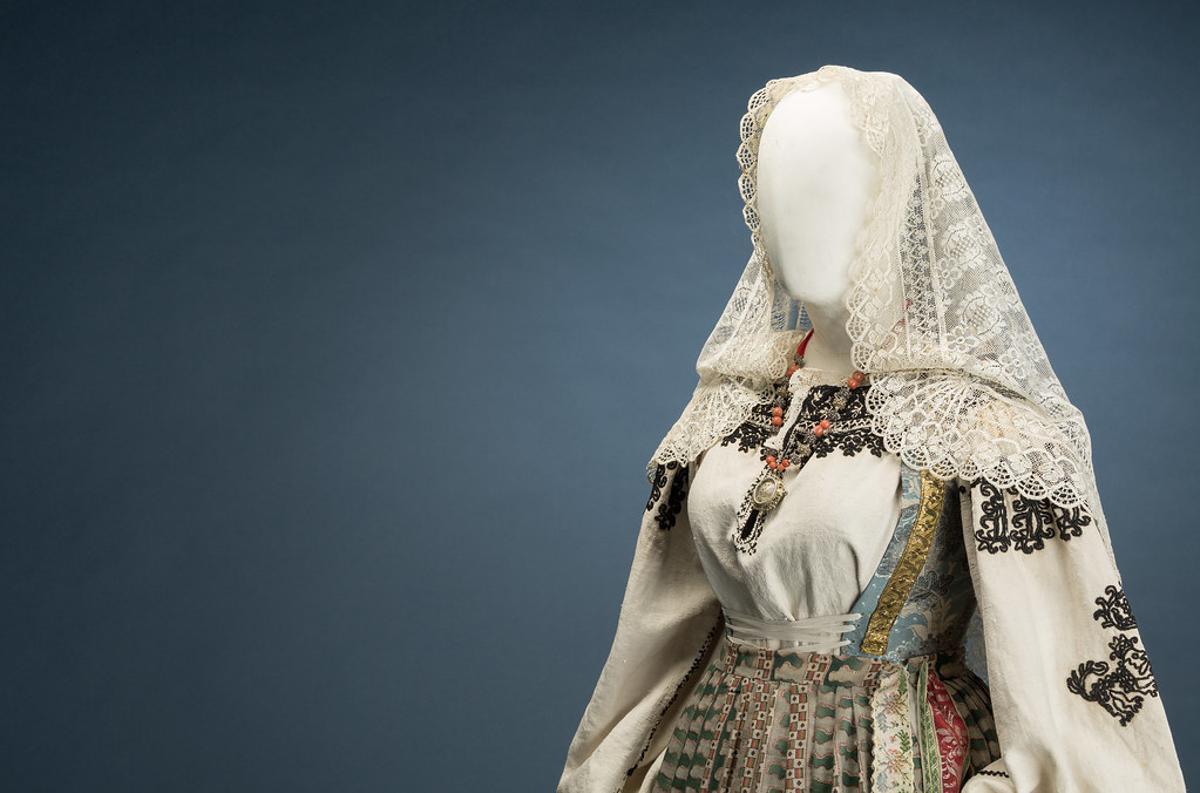 Detalle de un traje de mujer de Alosno, comarca de Andévalo.