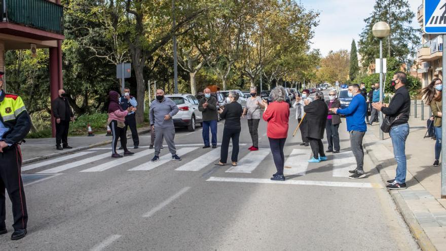 Alguns dels veïns concentrats aquest matí a la Jonquera contra les repetides avaries elèctriques