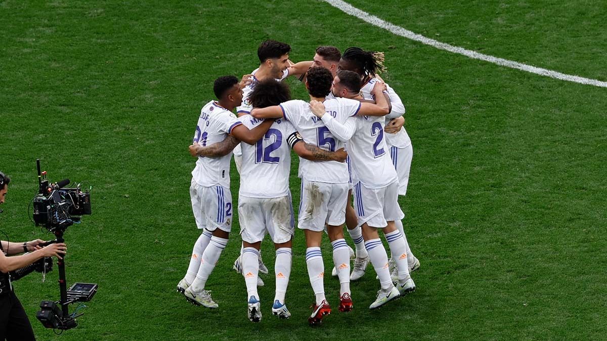 Los blancos celebran el título de Liga en el césped del Bernabéu