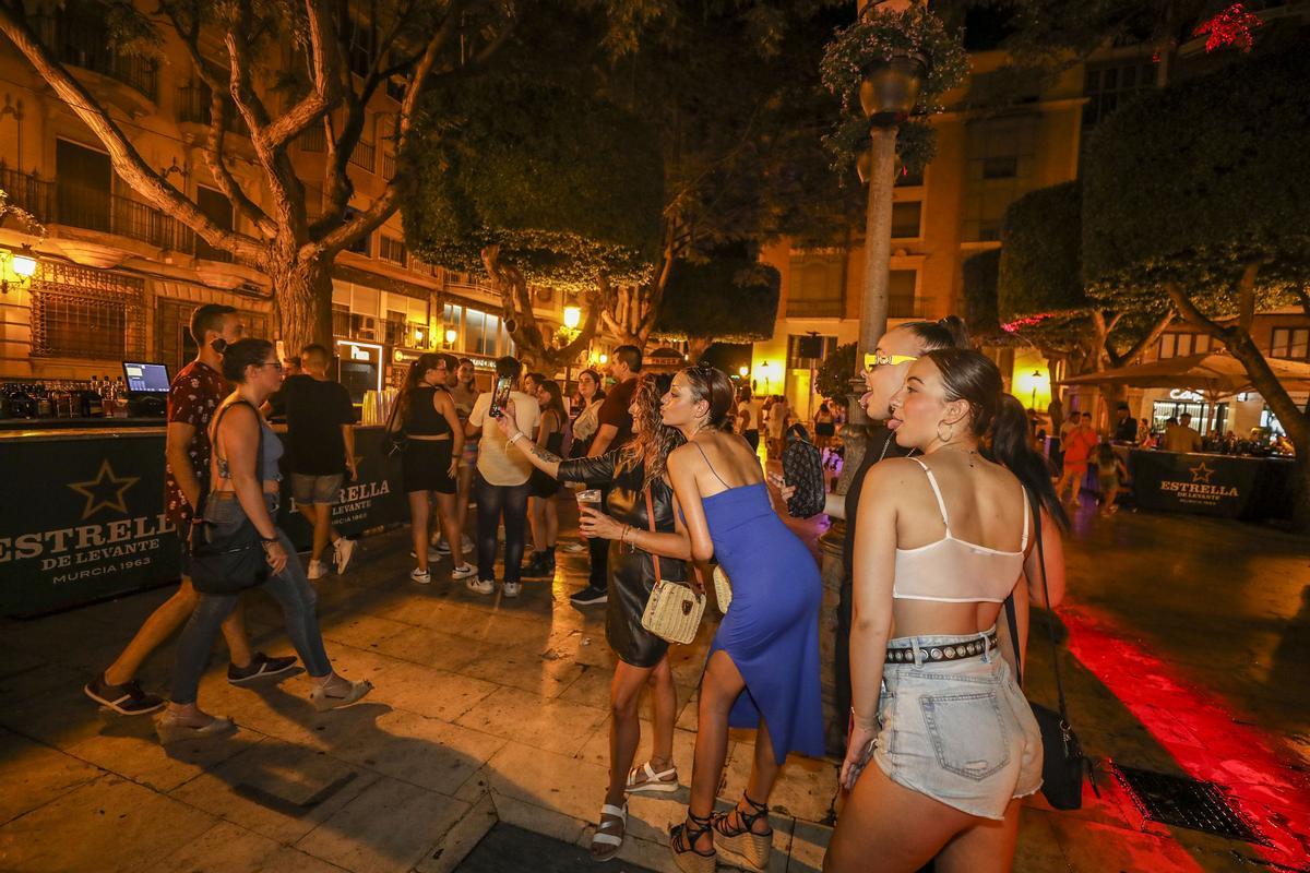 Inicio de la fiesta joven en el centro de Elche