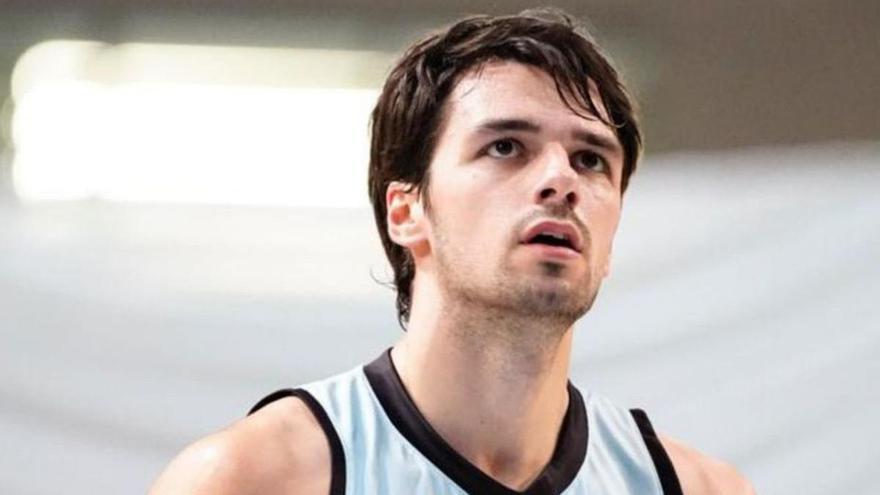 Joan Feliu lanza un tiro libre durante un partido con el Palmer.