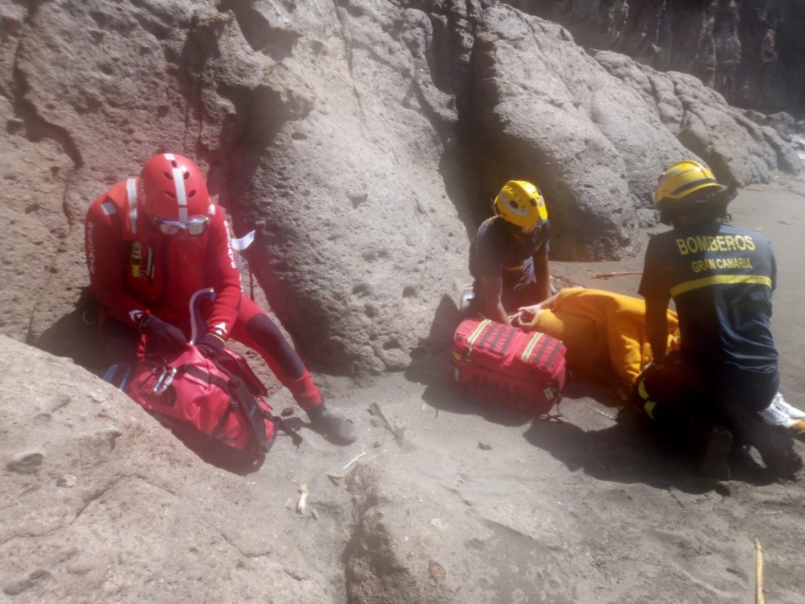 Una mujer sufre una caída en la playa de Tiritaña