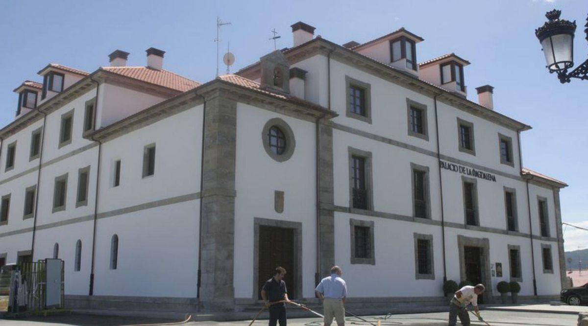 Desde arriba, Dolores Vega y Manuel Miranda con su nieta Elsa Castañón; El Castillo; y una vista del palacio de La Magdalena, hoy transformado en hotel. | MARIO CANTELI