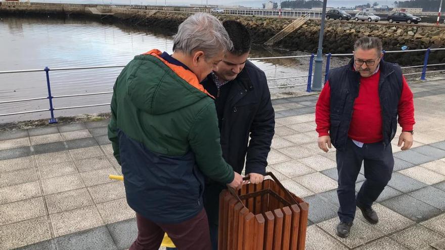 Colocación de las nuevas papeleras para el mercadillo de Cambados